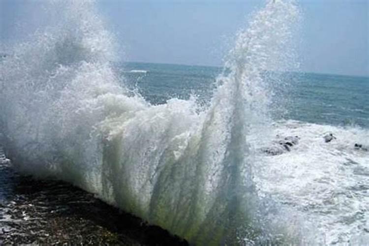 梦到海水涨潮了什么意思啊女生