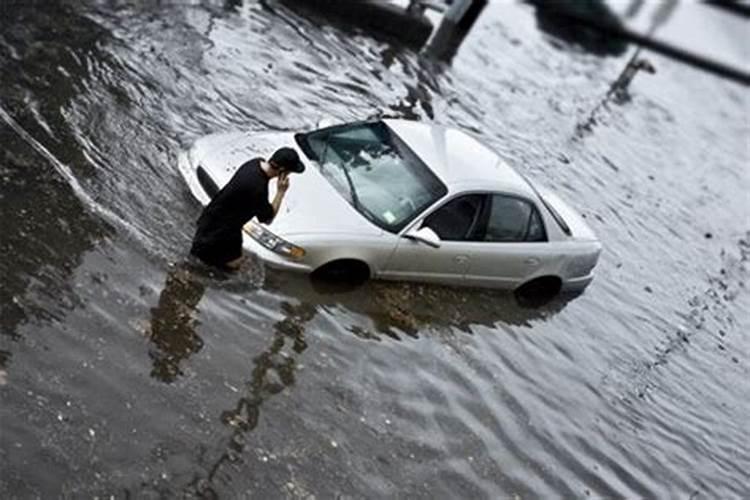 梦见涨水冲走了很多车