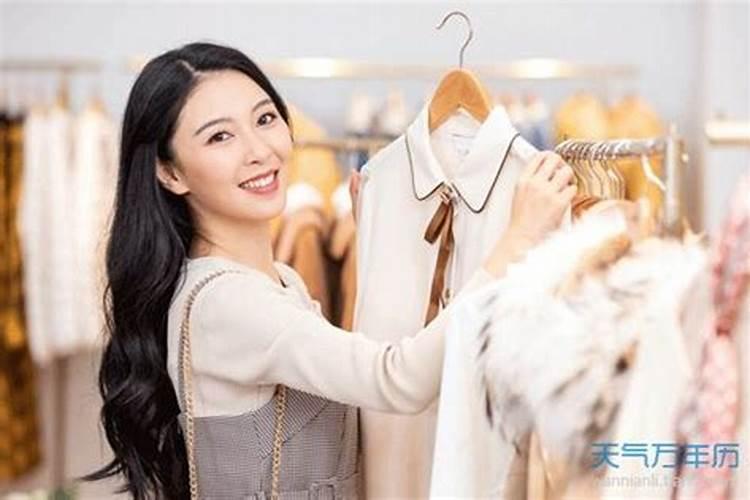 女人梦见试穿新衣服是什么意思？