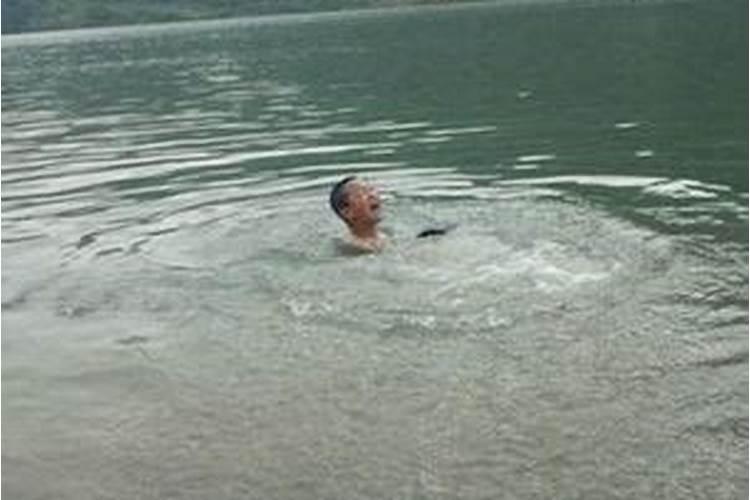 梦见儿子掉水里被他爸救起来了
