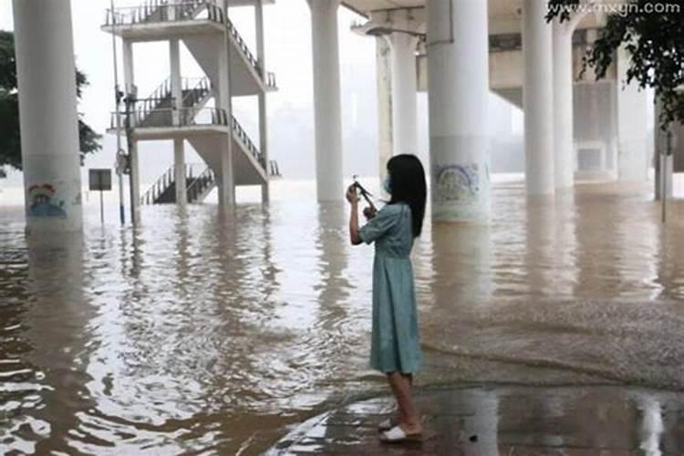 梦见狂风暴雨涨水是什么意思