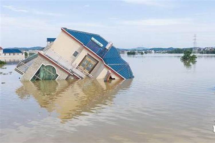 梦见洪水泛滥自己被淹没在水中