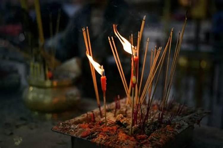 中元节祭拜祖先蜡烛