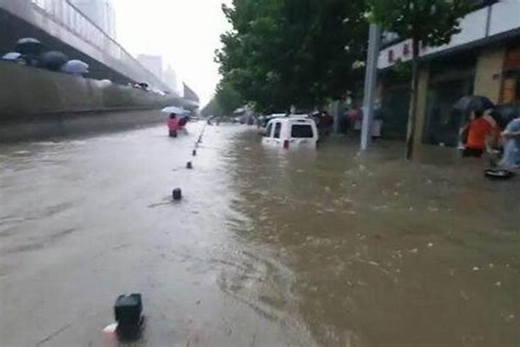 梦见洪水淹没道路绕行