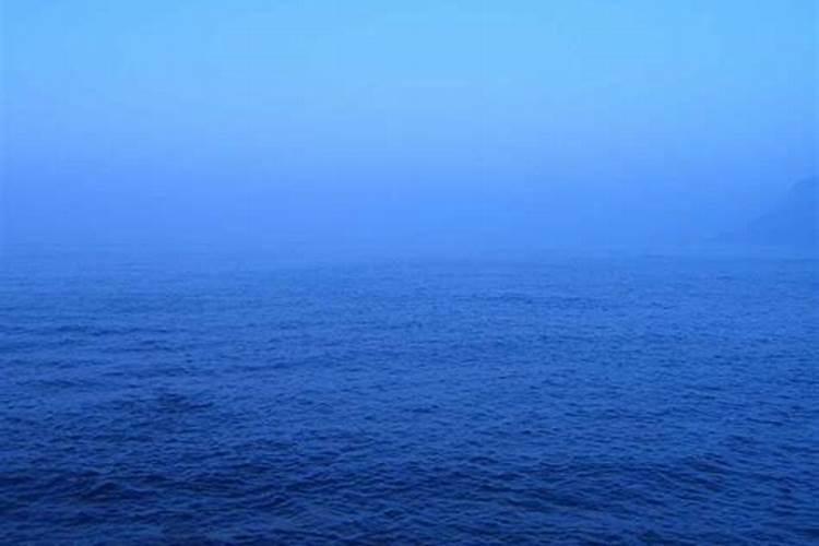 梦见大海蓝色的水很深