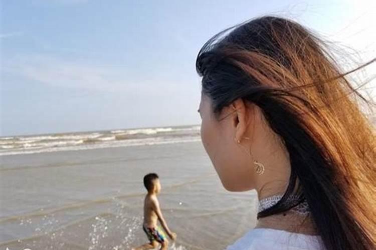 梦见女儿在海里游泳遇险