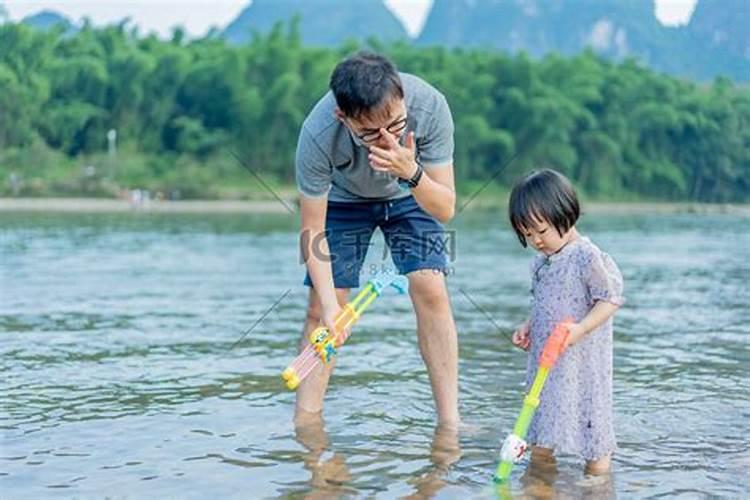 梦见老人掉河里被水冲走