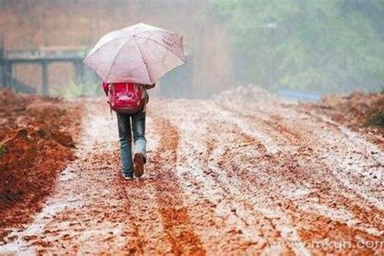 梦见天气下雨路不好走