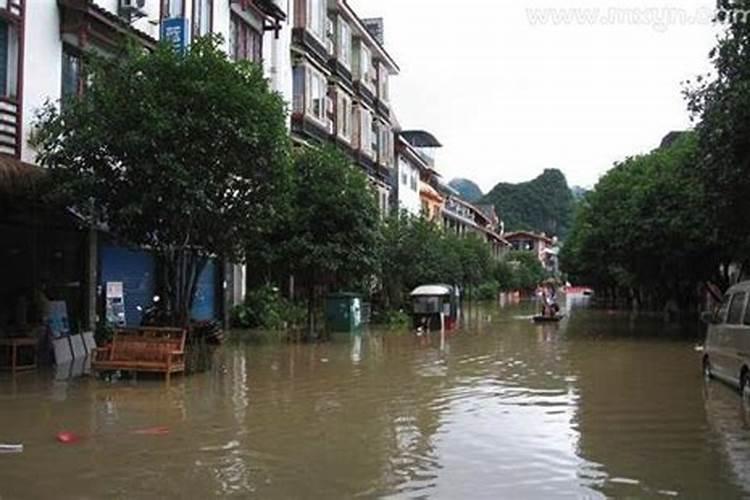 梦见特大暴雨发洪水