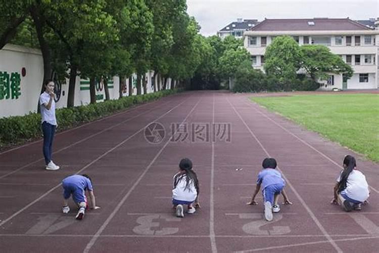 梦见很多学生在操场