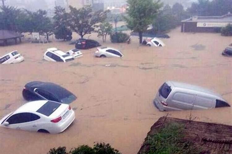 梦见洪水冲走了人和车