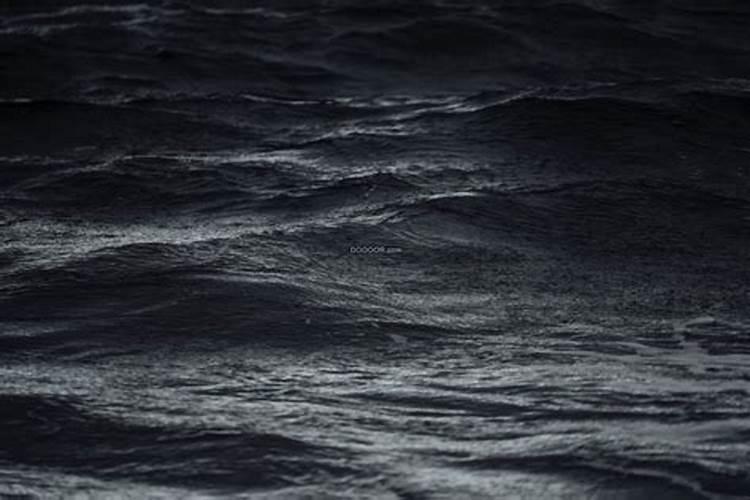 梦见大海是黑色的浪潮翻滚很吓人