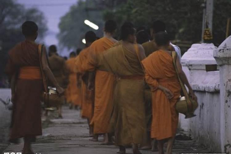 柬埔寨僧人做法事