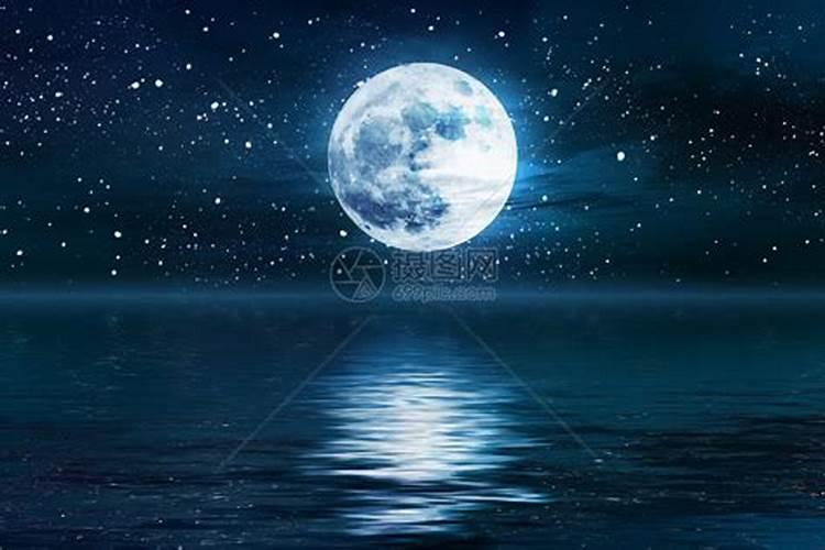 梦见超级大的月亮在天上飞