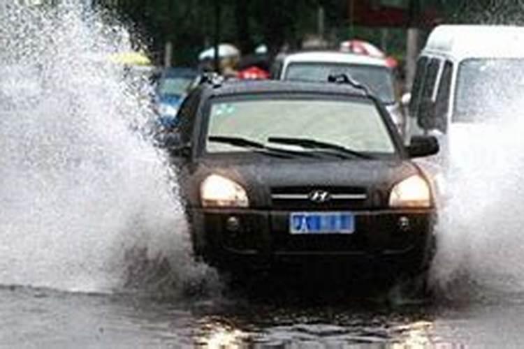 女人梦见下雨被雨淋