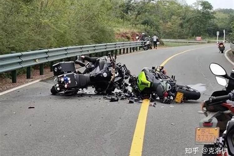 梦见别人骑摩托车发生车祸人死了