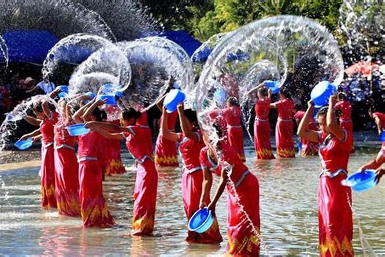 梦见厕所水溢满地清水