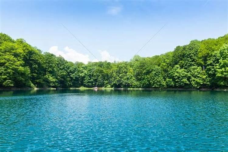 梦见美丽的湖水景色