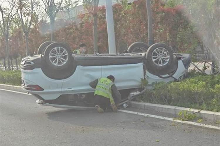 梦到一辆豪华的车翻车没事