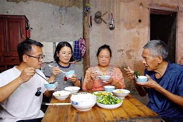 梦到多人在村里吃饭