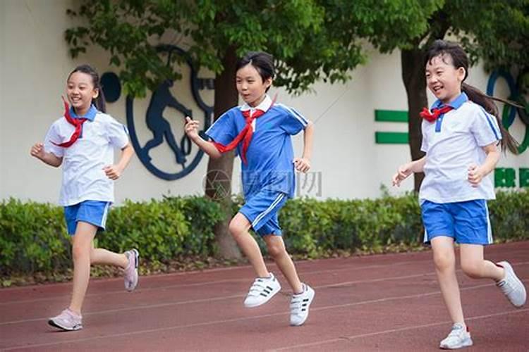 梦到好多学生在跑操