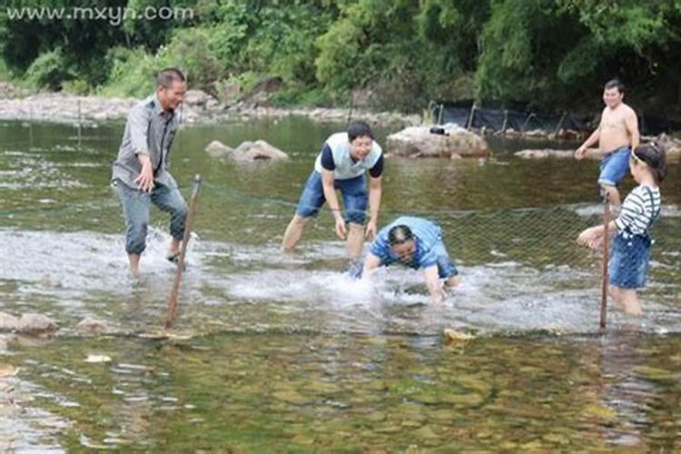 梦见死去的奶奶在水里