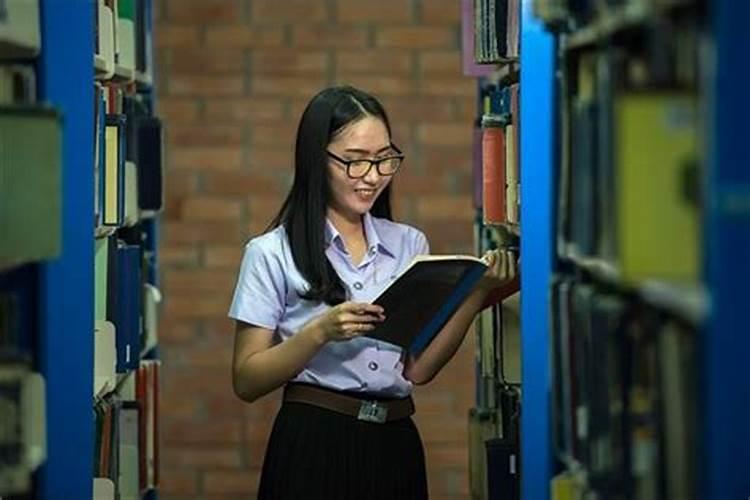 梦见好久不联系的女同学来我家