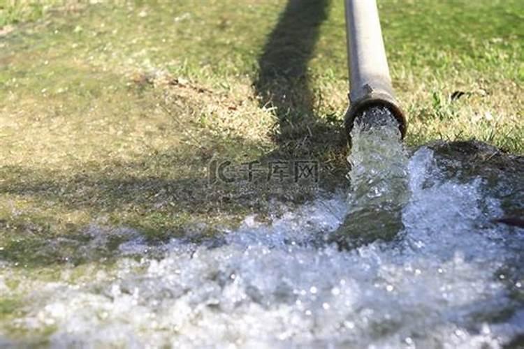 梦见水管向外喷了很多水