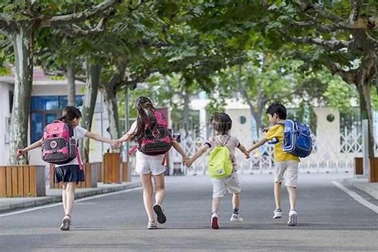 梦见路上很多学生放学了