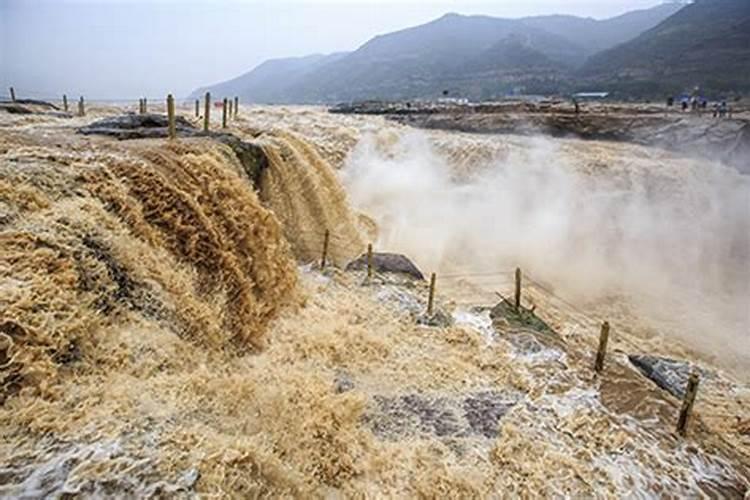 梦见大河水很大很宽