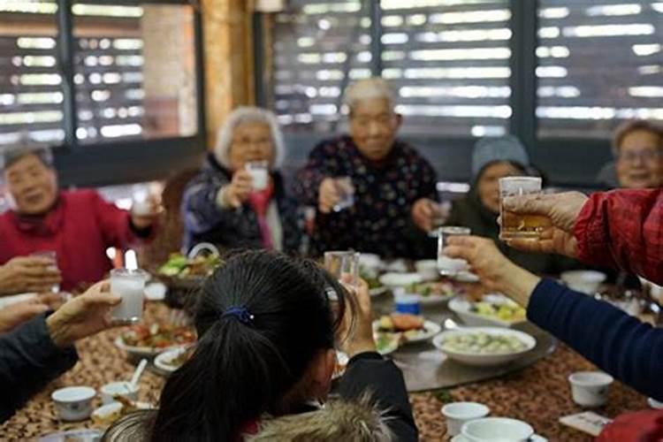 梦见很多老人在一起吃饭