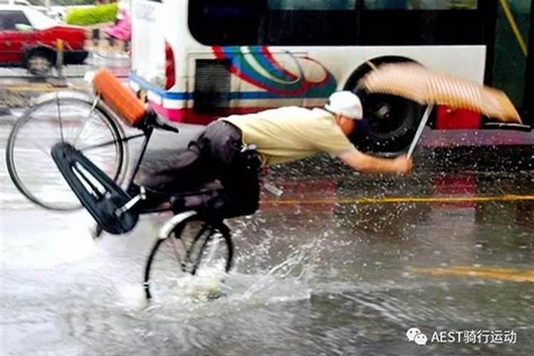 梦到下雨天骑车是什么意思