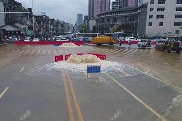 梦到洪水泛滥淹没了路