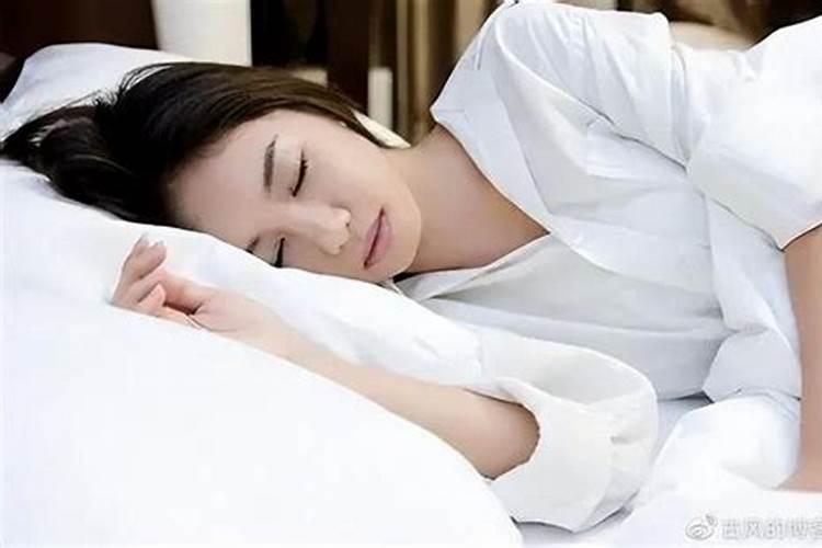 梦见女人在自己床上躺着