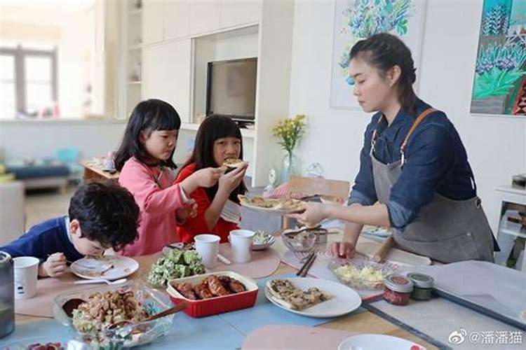 梦见弟弟弟媳来家里吃饭