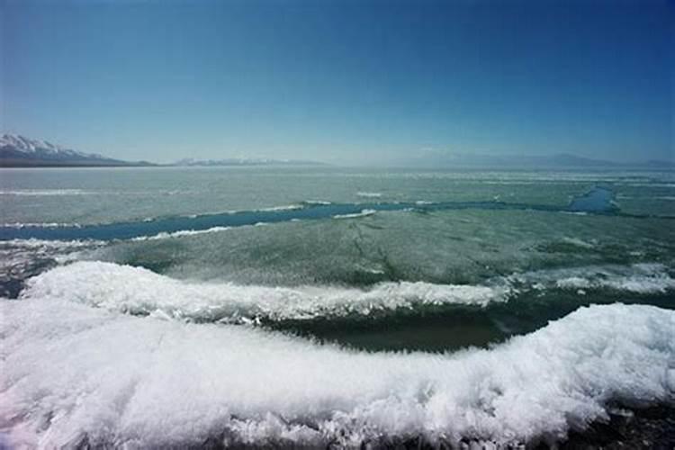 梦到大海结冰海浪翻滚