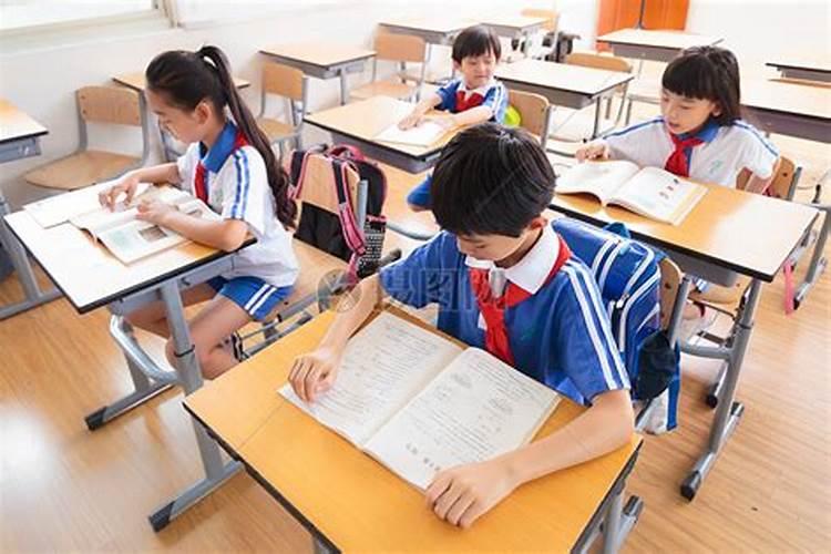 梦见很多学生在学校