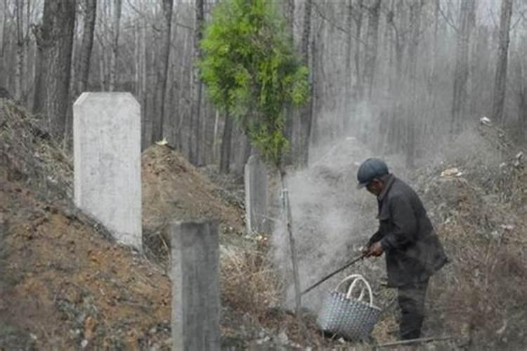 梦见别人挖深洞什么意思