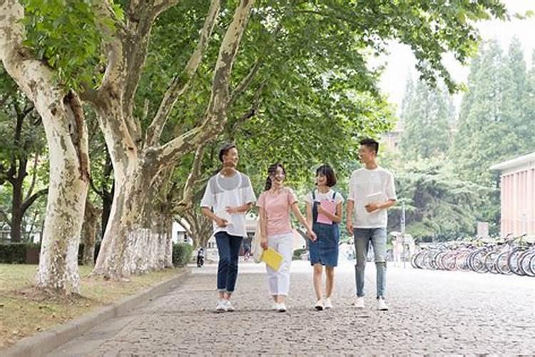 梦到和同学在学校吃饭