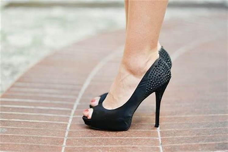 女人梦见自己穿高跟鞋是什么意思
