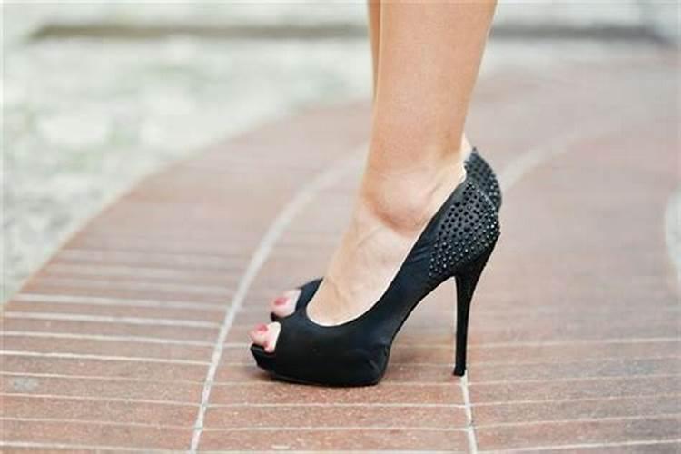 女人梦见自己穿高跟鞋是什么意思