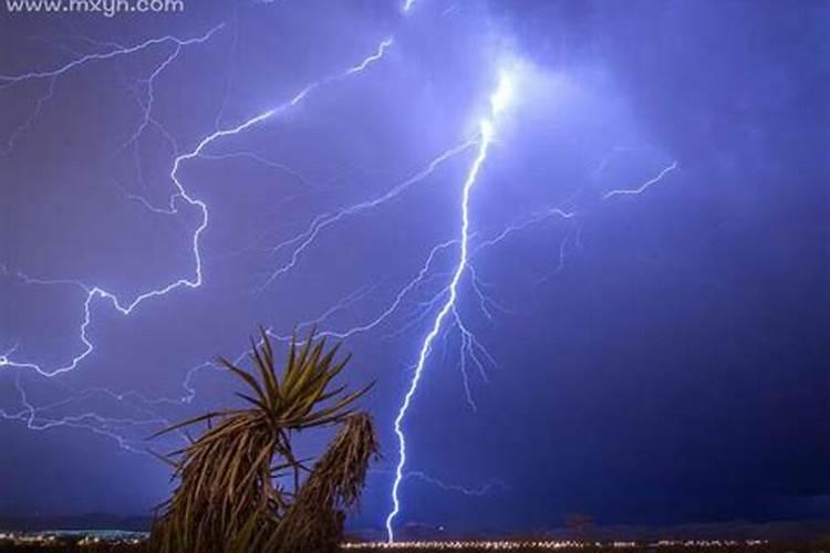 梦见雷电交加预兆什么自己躲过了