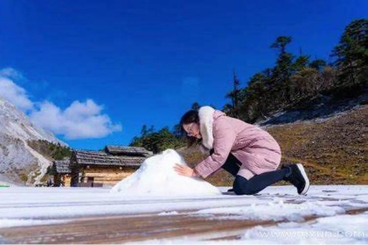 已婚女人梦见地上有雪,马路上有雪