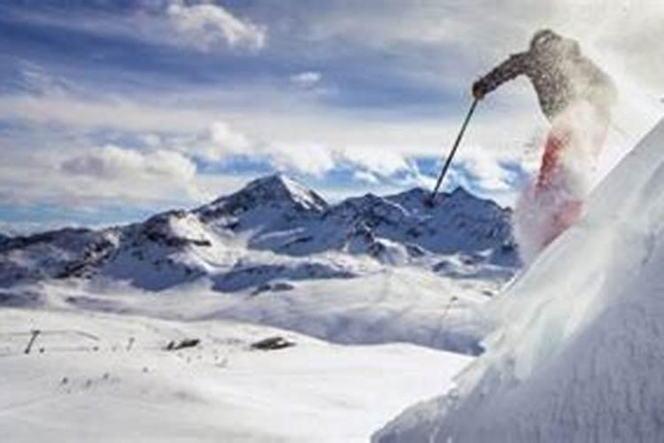 已婚女人梦见地上有雪光脚踩雪