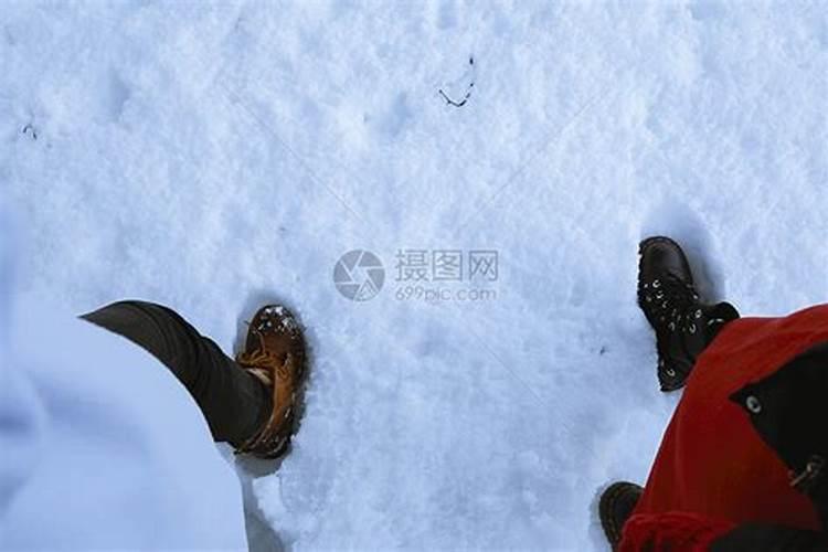 已婚女人梦见地上有雪光脚踩雪