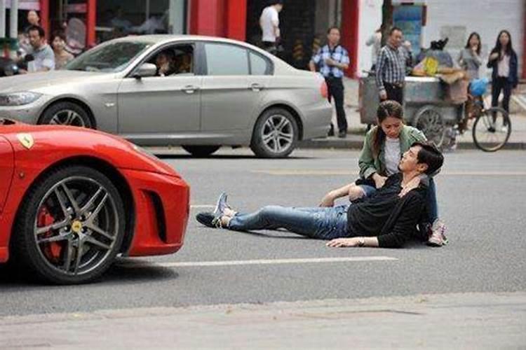 梦见亲人开车撞死个人没事