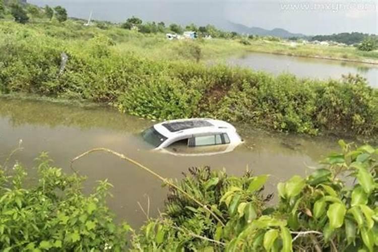 梦到大水漫路上开车