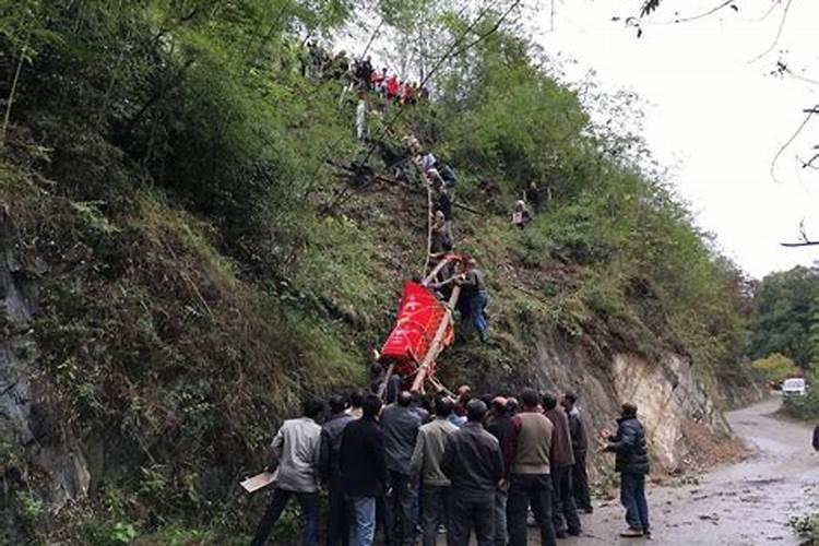 梦到好多人抬棺材下山