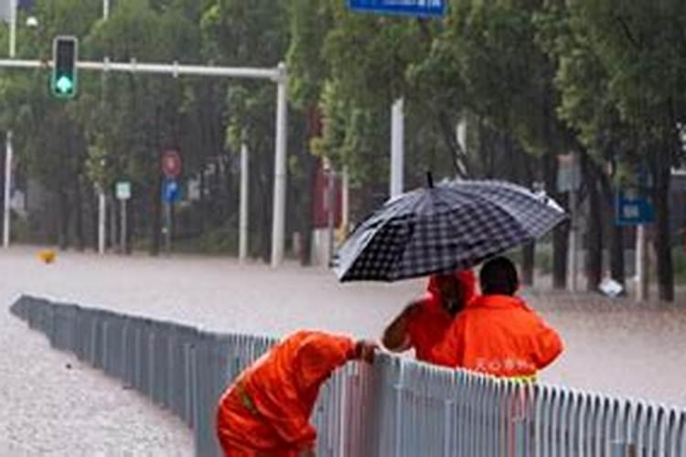 梦见回家的路上发大水挡住路