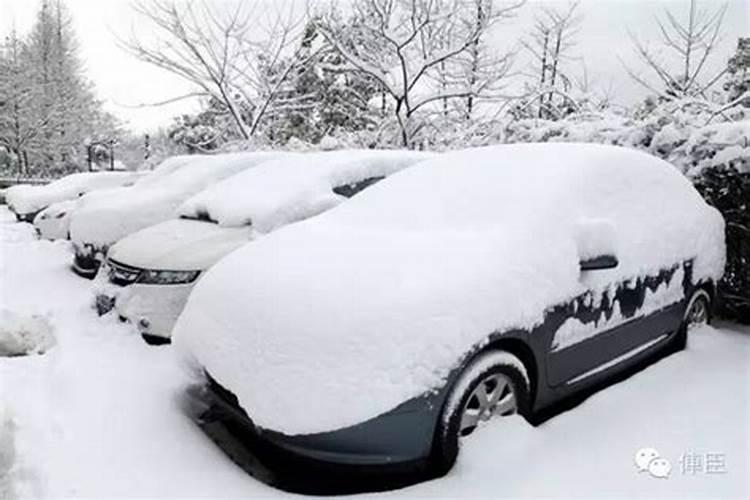 梦见大雪盖住轿车了